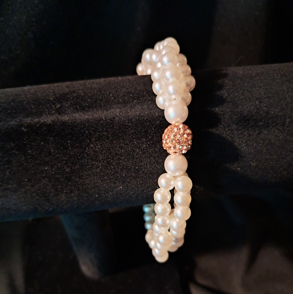 Handmade Elegant Pearl Bracelet with Gold Accent